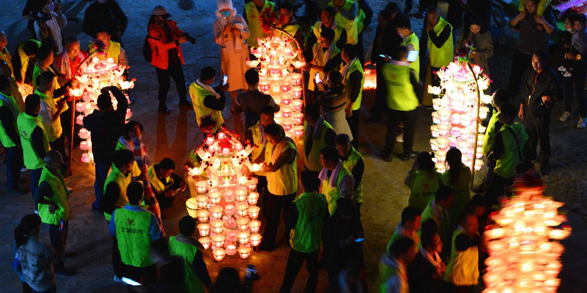 福建閩西：芷溪游花燈——“紙做燈、油點(diǎn)燈、紙包火”